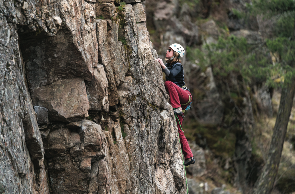 woman-rock-climbing-cliffside-in-post-falls